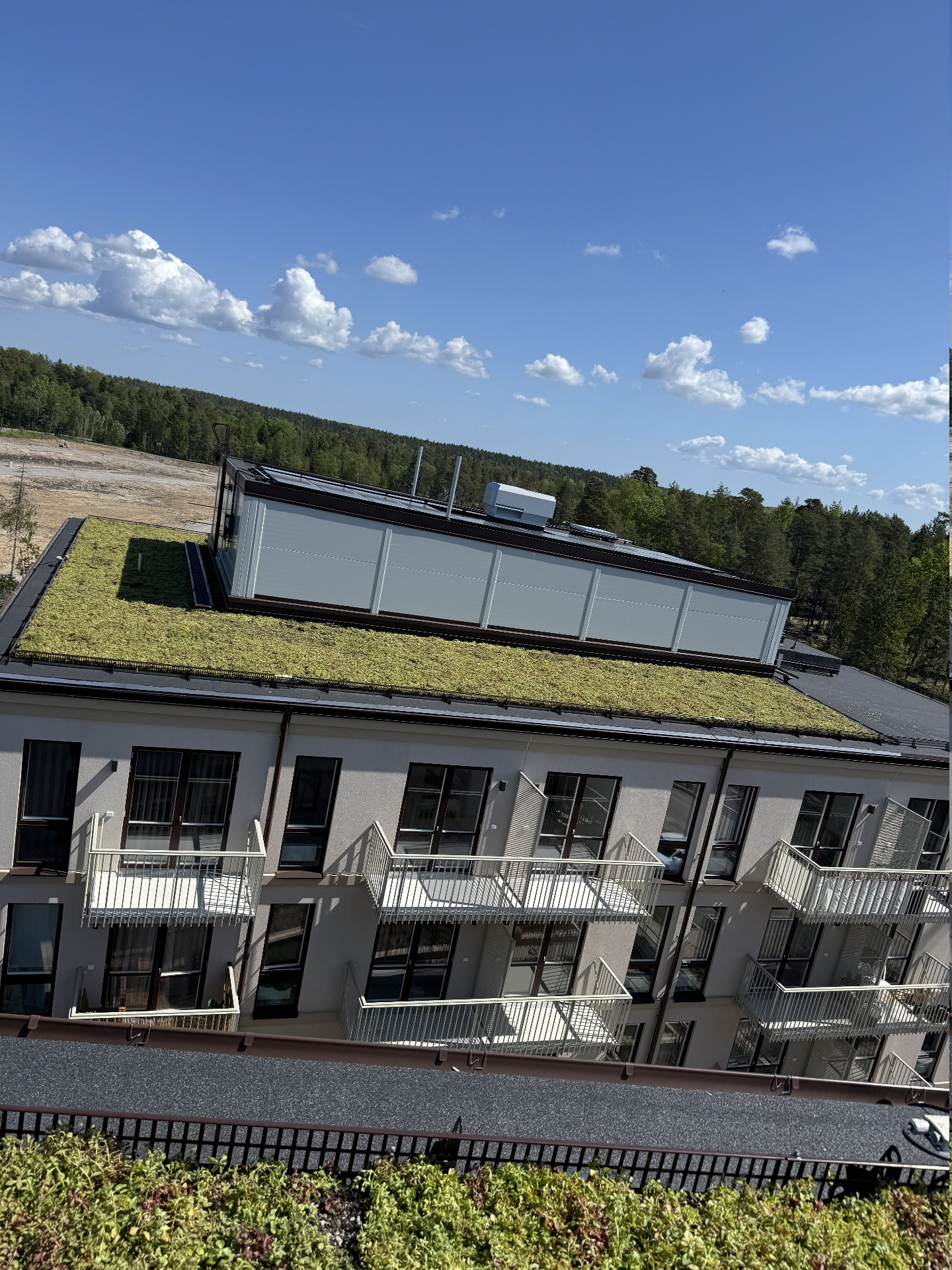 Professionell takläggare arbetar på modernt tak